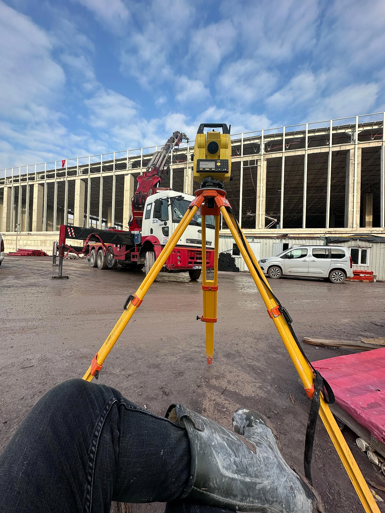 Fabrika sahasında kurulum öncesi total station ölçümü